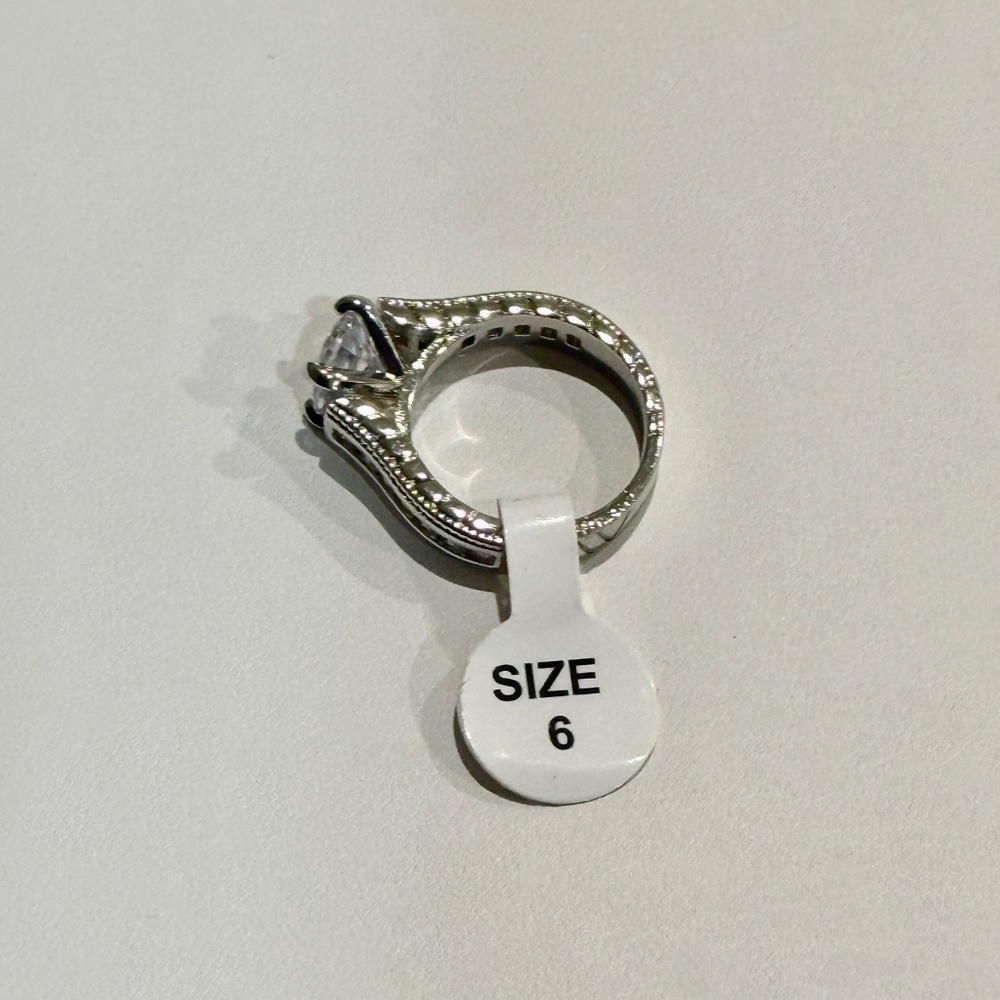 Round Cut Cubic Zirconia Women's Ring Size 6 - Picture 5 of 6